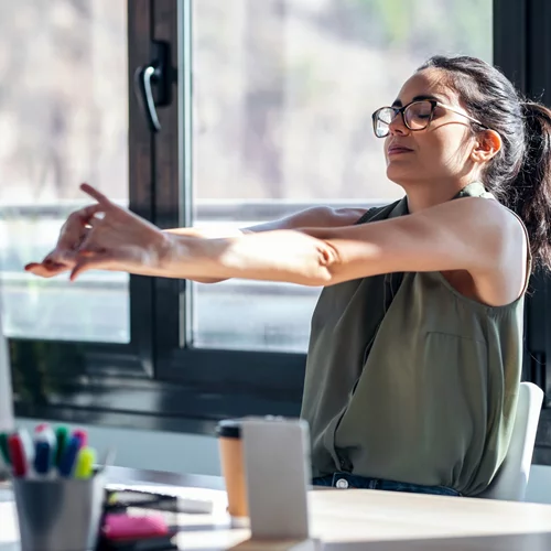 Πιάστηκες στο γραφείο; Kάνε αυτές τις 8 ασκήσεις στην καρέκλα για άμεσα αποτελέσματα