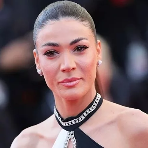 Γαλλικό μανικιούρ σε αμυγδαλωτά νύχια: Η Ήβη Αδάμου το δοκίμασε - και έδειξε υπέροχο