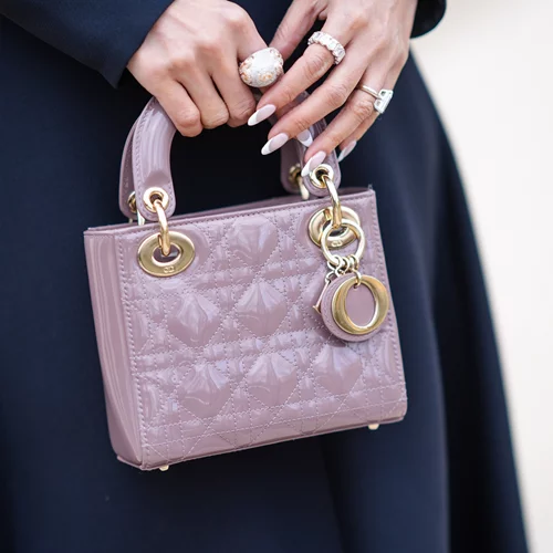 Το λιλά είναι το νέο nude στο μανικιούρ της φετινής άνοιξης: 5 lavender nail looks που θα δείξουν πολύ κομψά