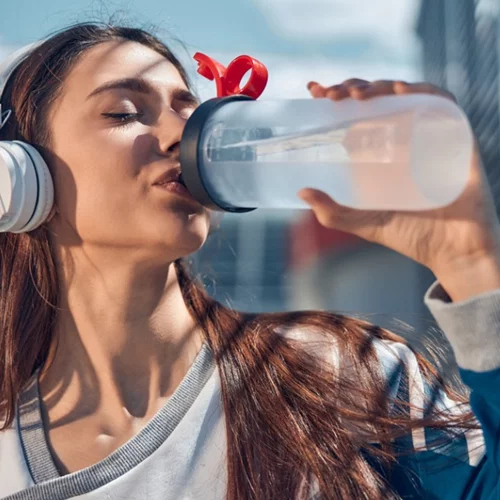 Γιατί το να πίνεις συνέχεια νερό δεν είναι καλή ιδέα;