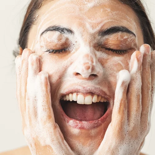 Skincare βήμα-βήμα: Ποιο προϊόν βάζουμε πρώτο, ποιο τελευταίο και γιατί