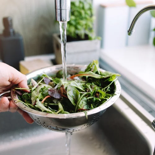 3 λόγοι για να ξεπλύνεις (ξανά) τη συσκευασμένη σαλάτα