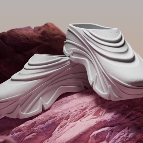 Η Bershka παρουσιάζει ένα ζευγάρι mules με cool σχεδιασμό που αγκαλιάζει την τάση του metaverse