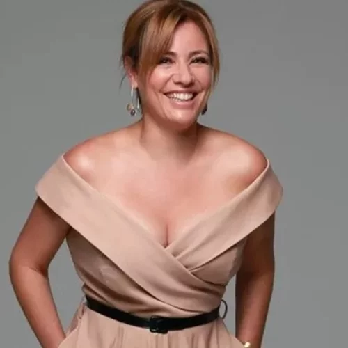 Η Μαριάννα Τουμασάτου με το χτένισμα που την έκανε να δείχνει νεότερη