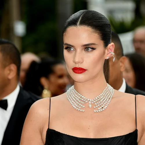 3 stylish, ανοιξιάτικα χτενίσματα που άνετα μπορείς να κάνεις (και) το βράδυ της Ανάστασης