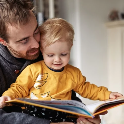 Η ανάγνωση βιβλίων από κοινού με τους γονείς διευκολύνει τη μάθηση στα παιδιά