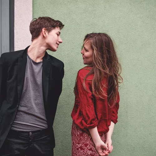 Η χαμένη γοητεία του φλερτ: 9 λανθασμένες πεποιθήσεις για αυτή τη δυναμική μορφή επικοινωνίας