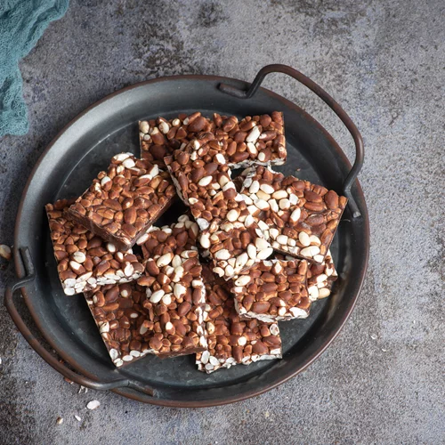 Μπάρες πρωτεΐνης με γεύση Snickers! Η υγιεινή και γρήγορη συνταγή με βάση της τη ρυζογκοφρέτα