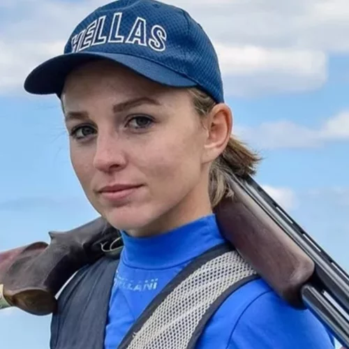 Εμμανουέλα Κατζουράκη: Η παγκόσμια πρωταθλήτρια σκοποβολής ανάμεσα στους τραυματίες των Τεμπών