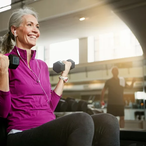Μετά τα 60: Ο σωστός τρόπος να ξεκινήσεις βάρη χωρίς τραυματισμούς