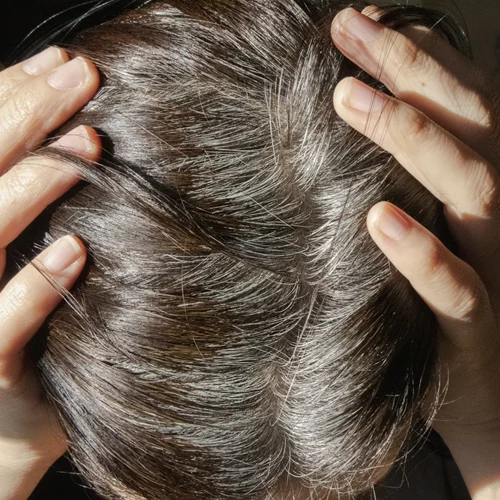 "Ασπρίζουν τα μαλλιά μου": Αξίζει να τα βάψεις (και όχι να τα αποδεχτείς);