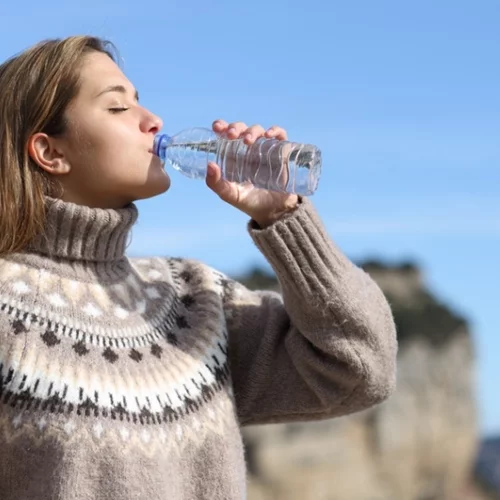 5 σημάδια που μαρτυρούν αφυδάτωση (και δεν έχουν να κάνουν με τη δίψα)
