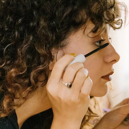 Αυτές οι mascaras κοστίζουν μέχρι 10 ευρώ και χαρίζουν θεϊκές βλεφαρίδες