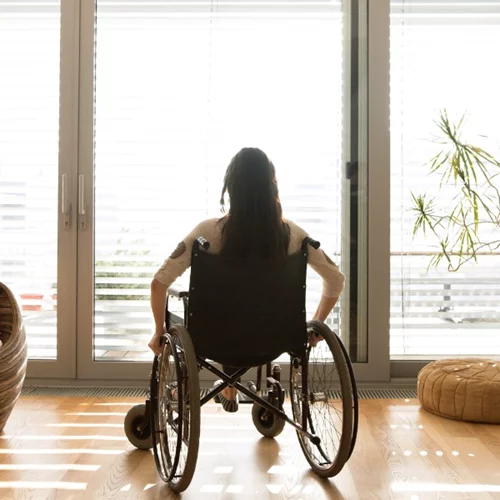 True story: Στα 43 της έμεινε σε αμαξίδιο. Δεν το άφησε όμως να εμποδίσει τη ζωή της