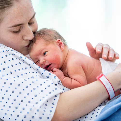 Το ΙΑΣΩ γιορτάζει και προσφέρει 10 δωρεάν τοκετούς