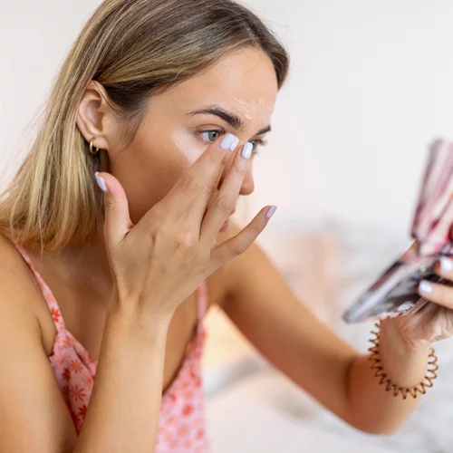 Under-Eye Blush: Όλα όσα ξέρουμε για το makeup trend που τώρα είναι παντού