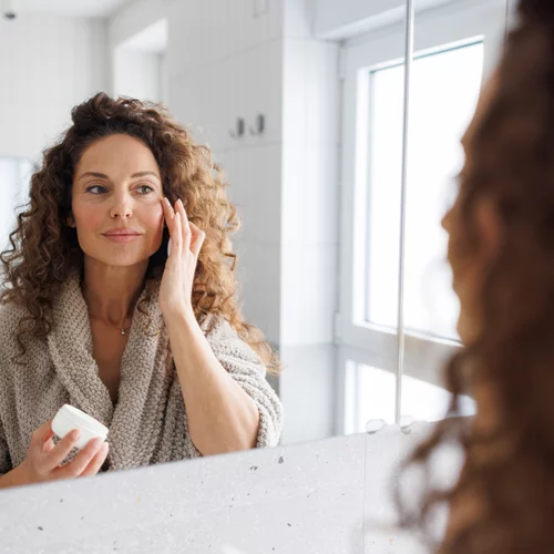 Η υπερβολική χρήση καλλυντικών βλάπτει το δέρμα τελικά;