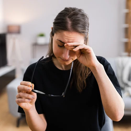 Νιώθεις διαρκώς εξαντλημένη και νυστάζεις συνέχεια; Τι μπορεί να σου "φωνάζει" το σώμα σου