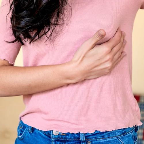 Είναι το πρησμένο στήθος σύμπτωμα της εμμηνόπαυσης;