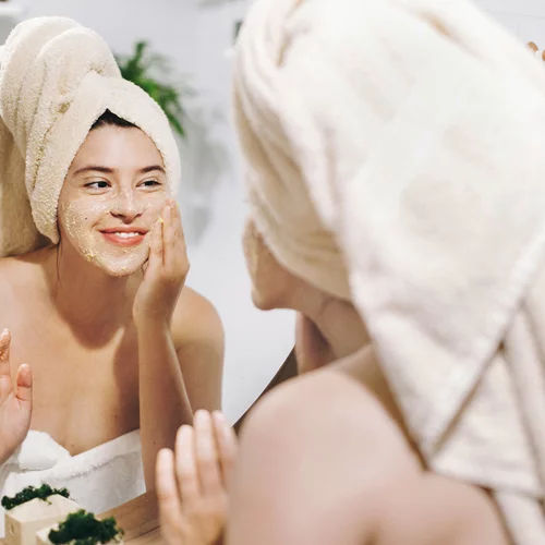 Απολέπιση δεν είναι μόνο τα scrubs: Τι είναι η φυσική και τι η χημική απολέπιση;