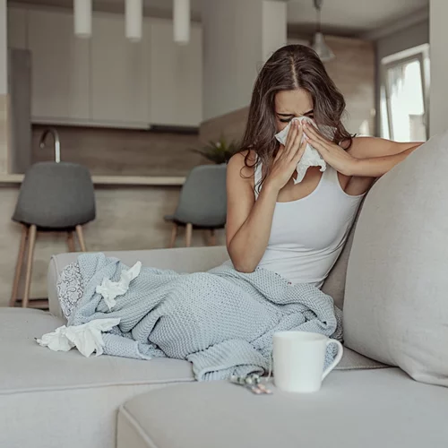 Κρύωμα: 5 τροφές που θα σε σώσουν και 3 που πρέπει να αποφύγεις