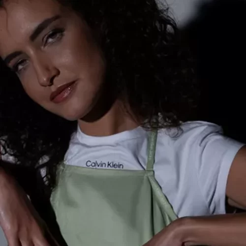 Τα Hero Pieces του Calvin Klein: Πώς θα φορέσεις το slip dress σαν μοντέρνα fashionista