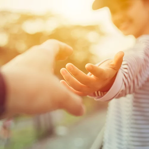 Tι μας παρακινεί να βοηθάμε τους άλλους;