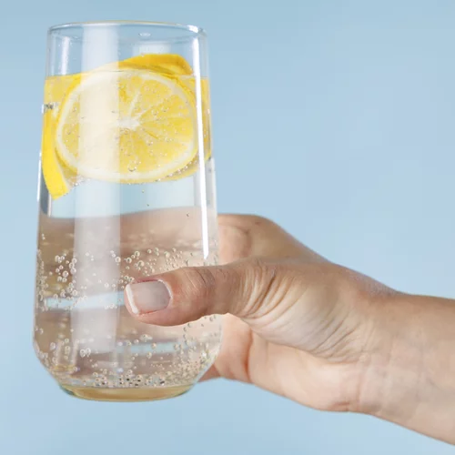 Το ανθρακούχο νερό κάνει κακό στα δόντια σου;