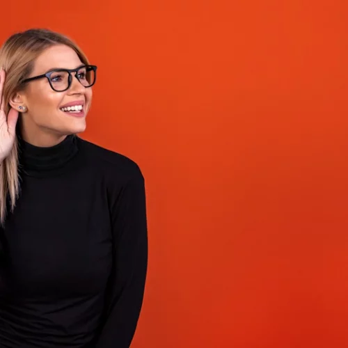 Βουίζουν τα αφτιά σου; Τι είναι οι εμβοές, τα συμπτώματα και πόσους αφορά