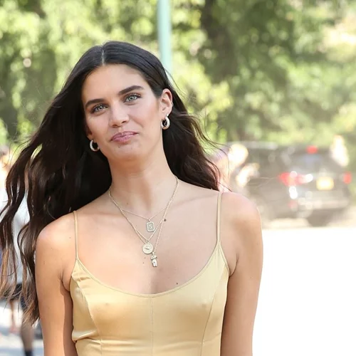 Αυτό είναι το πολυτελές χρώμα μαλλιών για μελαχρινές που κάνει κάθε εμφάνιση να δείχνει "ακριβή"