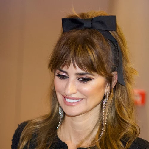 Αυτό είναι το hair accessory της χρονιάς - και αναβαθμίζει και το πιο απλό χτένισμα