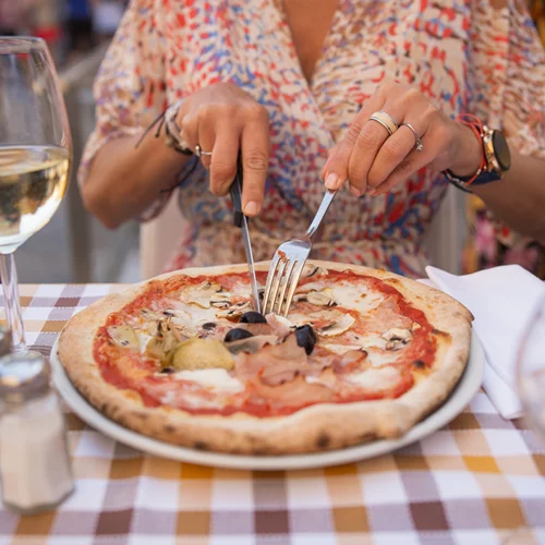 Πώς οι Ιταλοί τρώνε πίτσα κάθε μέρα και παραμένουν αδύνατοι – Η αλήθεια πίσω από το μεσογειακό πιάτο
