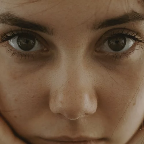 5 λάθη που κάνουν όσοι φοράνε φακούς επαφής