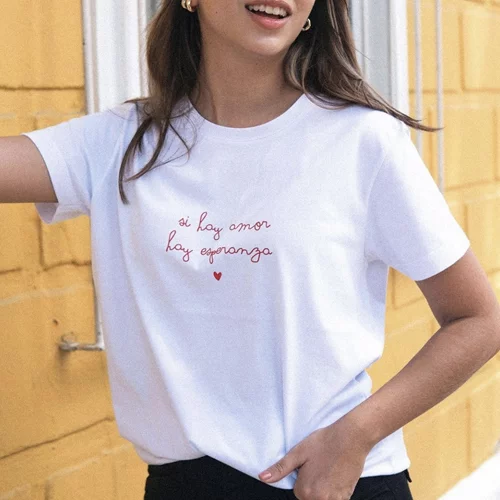 TikTok style hacks: 4 cool τρόποι για να δέσεις το oversized T-shirt σου σαν crop top