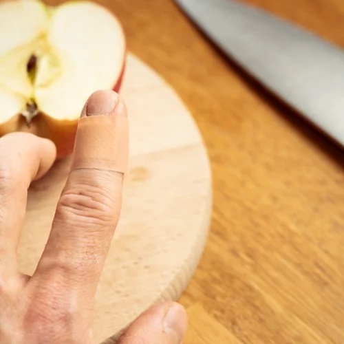 Πρώτες βοήθειες: Τι να κάνεις αν έχεις πυρετό, πονάει η μέση σου, κόπηκες ή έχεις ή ανοιχτή πληγή;