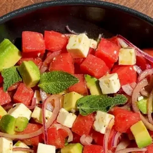 Καλοκαιρινή συνταγή: Η πιο δροσιστική "χωριάτικη" σαλάτα με καρπούζι