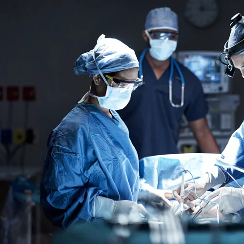 Σπουδαίο επίτευγμα: ομάδα Βρετανών γιατρών κατόρθωσε να μεταμοσχεύσει μήτρα από μία αδερφή στην άλλη