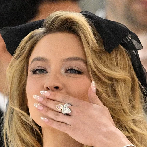 DIY mani: Η πανεύκολη κίνηση που θα μετατρέψει ακόμα και το πιο απλό μανικιούρ σε απόλυτα γιορτινό