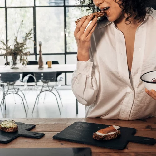 Γιατί είναι τόσο απαραίτητα τα σνακ και ποια να διαλέξεις; Η διαιτολόγος απαντά