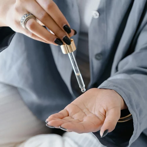 Αμυγδαλέλαιο, λάδι καρύδας ή καστορέλαιο; Ποιο έλαιο μαλλιών να επιλέξεις ανάλογα με τις ανάγκες σου