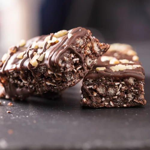 Σου αρέσουν οι crunchy σοκολάτες με ρύζι; Τότε θα λατρέψεις αυτή τη σπιτική εναλλακτική με κινόα