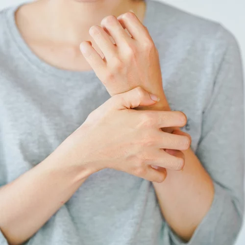 Προσοχή στα τσιμπήματα από τσιμπούρια: Πότε αυξάνεται ο κίνδυνος για αιμορραγικό πυρετό