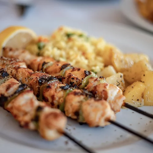 Καλαμάκι κοτόπουλο απ’ έξω: Πόσο υγιεινή επιλογή είναι τελικά;