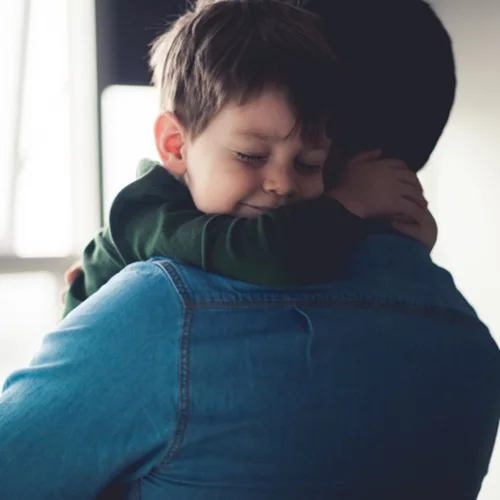 "Περίμενε να έρθει ο πατέρας σου": Πώς η φράση που κάποτε μας στοίχειωνε, πλέον σημαίνει κάτι εντελώς διαφορετικό για τα παιδιά μας