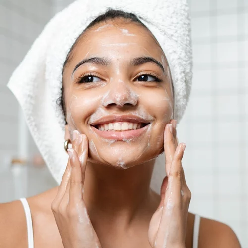 5 καθαριστικά προσώπου με σαλικυλικό οξύ που μειώνουν τη λιπαρότητα