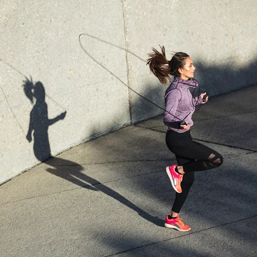 Σου αρέσει το σχοινάκι; Nα γιατί πρέπει να το εντάξεις στις καθημερινές σου προπονήσεις