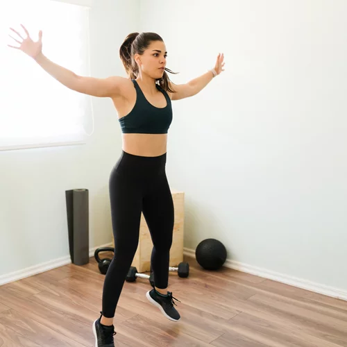 Γυμναστική στο σπίτι: Οι 4 αποτελεσματικές cardio ασκήσεις για να "κάψεις" λίπος