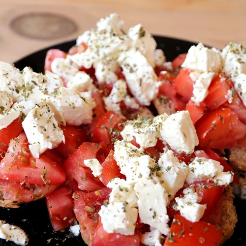 Ντάκος χωρίς φέτα: Οι καλύτερες εναλλακτικές τυριών για τη σαλάτα σου