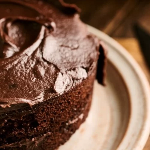 Το απόλυτο σοκολατένιο κέικ - Αφράτο, νόστιμο και δεν χρειάζεται ούτε μίξερ