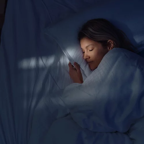 Κοιμάσαι με φως; Γιατί οι ειδικοί προειδοποιούν να το σταματήσεις τώρα